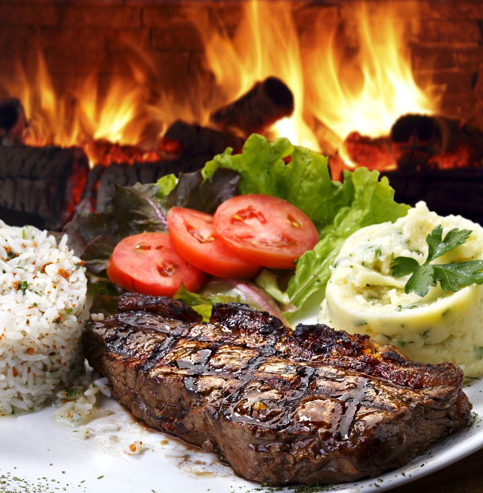 Gegrilltes Steak mit Reis, Salat und Kartoffelpüree