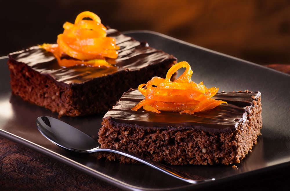 Schokoladenschnitte mit kandierten Orangenzesten