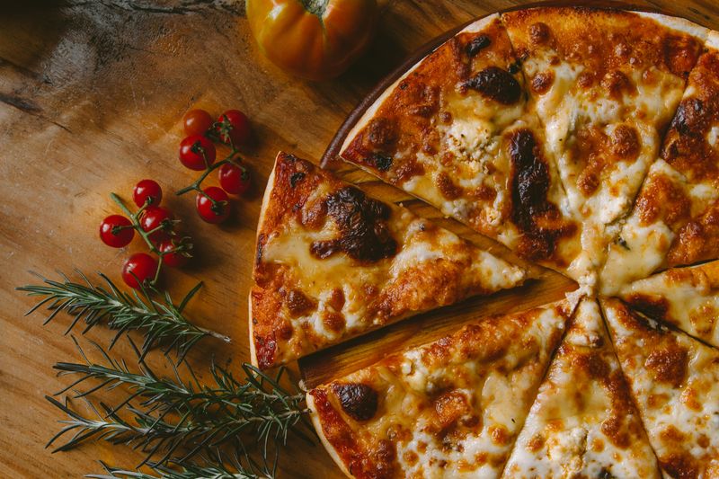Käsepizza mit Kirschtomaten und Rosmarin